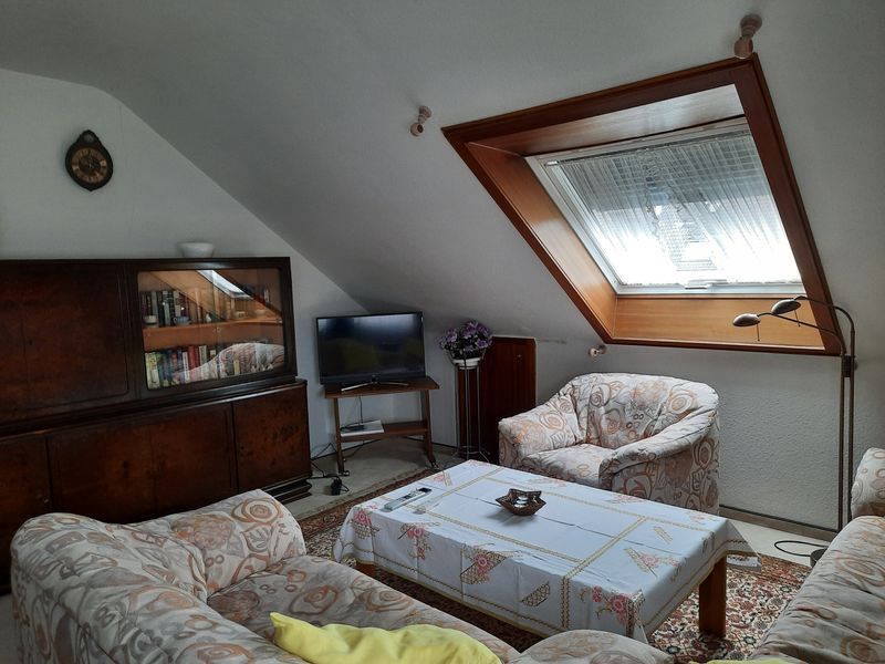 Helle, gemütl., möblierte 2-Zimmer Dachgeschosswohnung in Krefeld-Fischeln